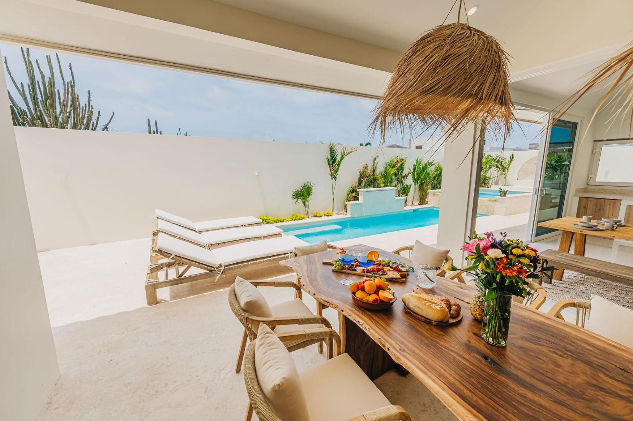 Unique, 3min to Beach, Billiard, HotTub, 8 sleeps