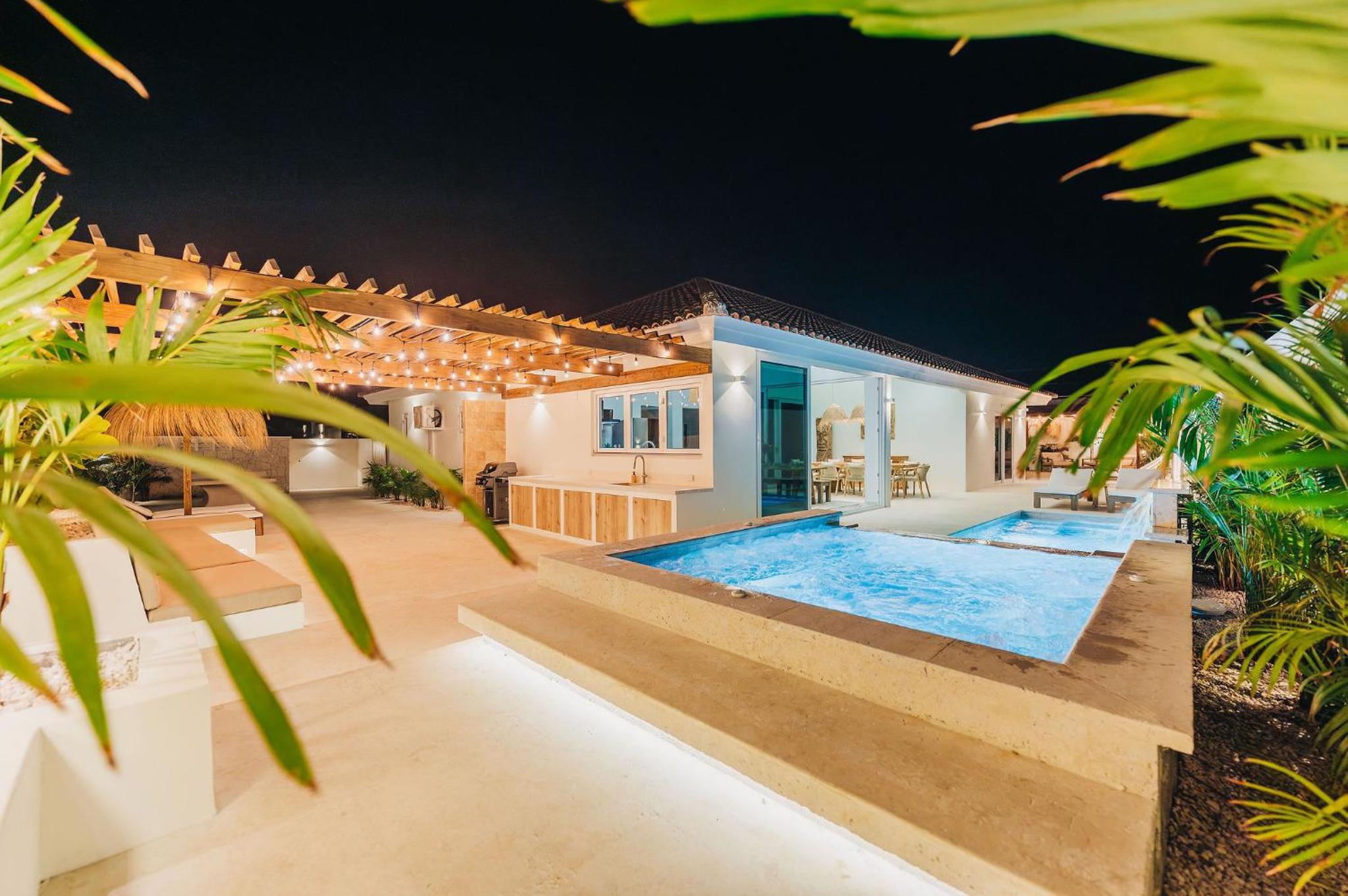 Unique, 3min to Beach, Billiard, HotTub, 8 sleeps