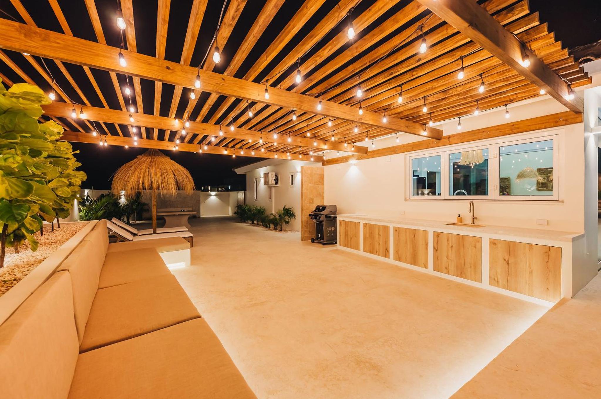 Unique, 3min to Beach, Billiard, HotTub, 8 sleeps