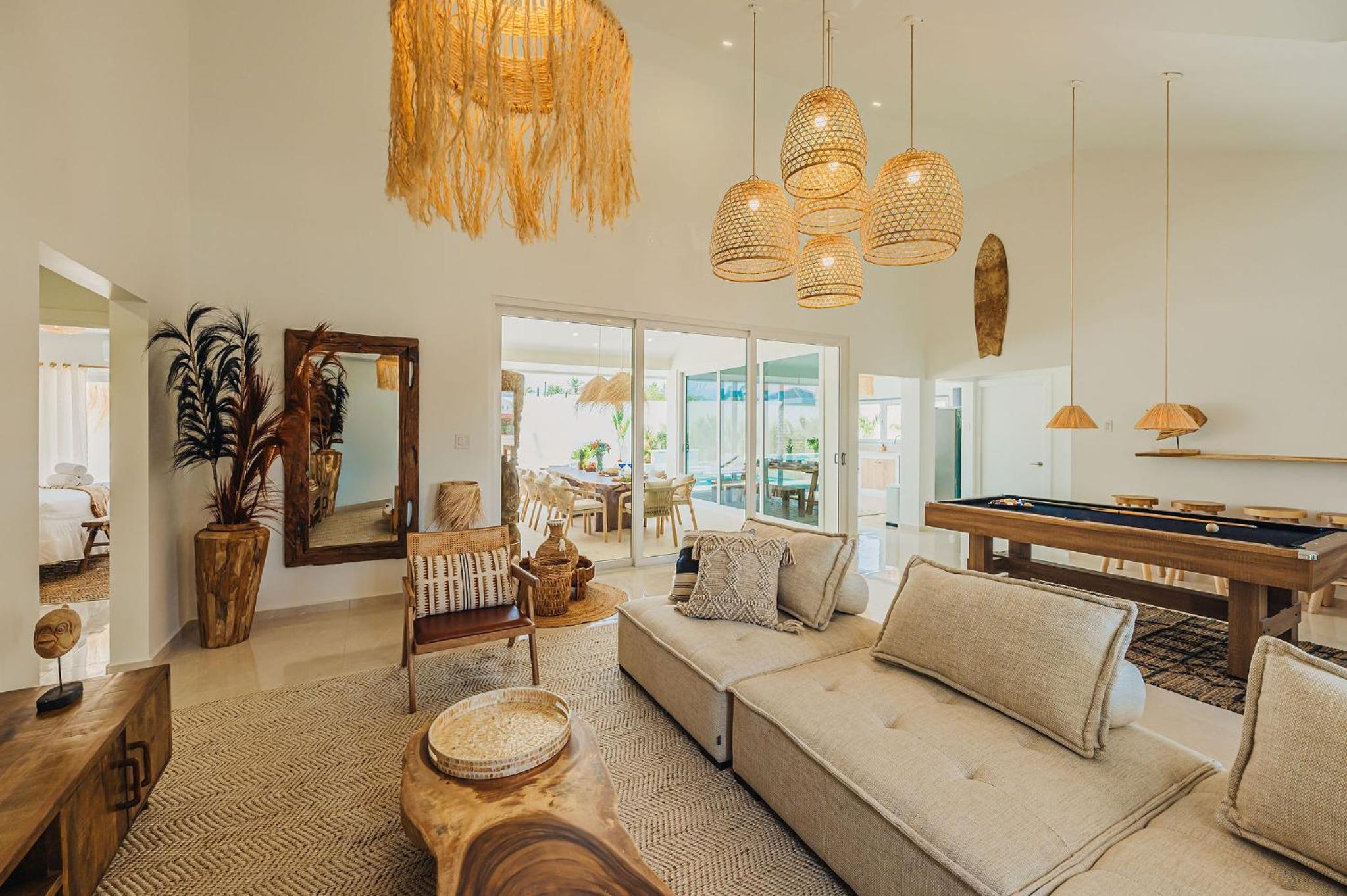 Unique, 3min to Beach, Billiard, HotTub, 8 sleeps
