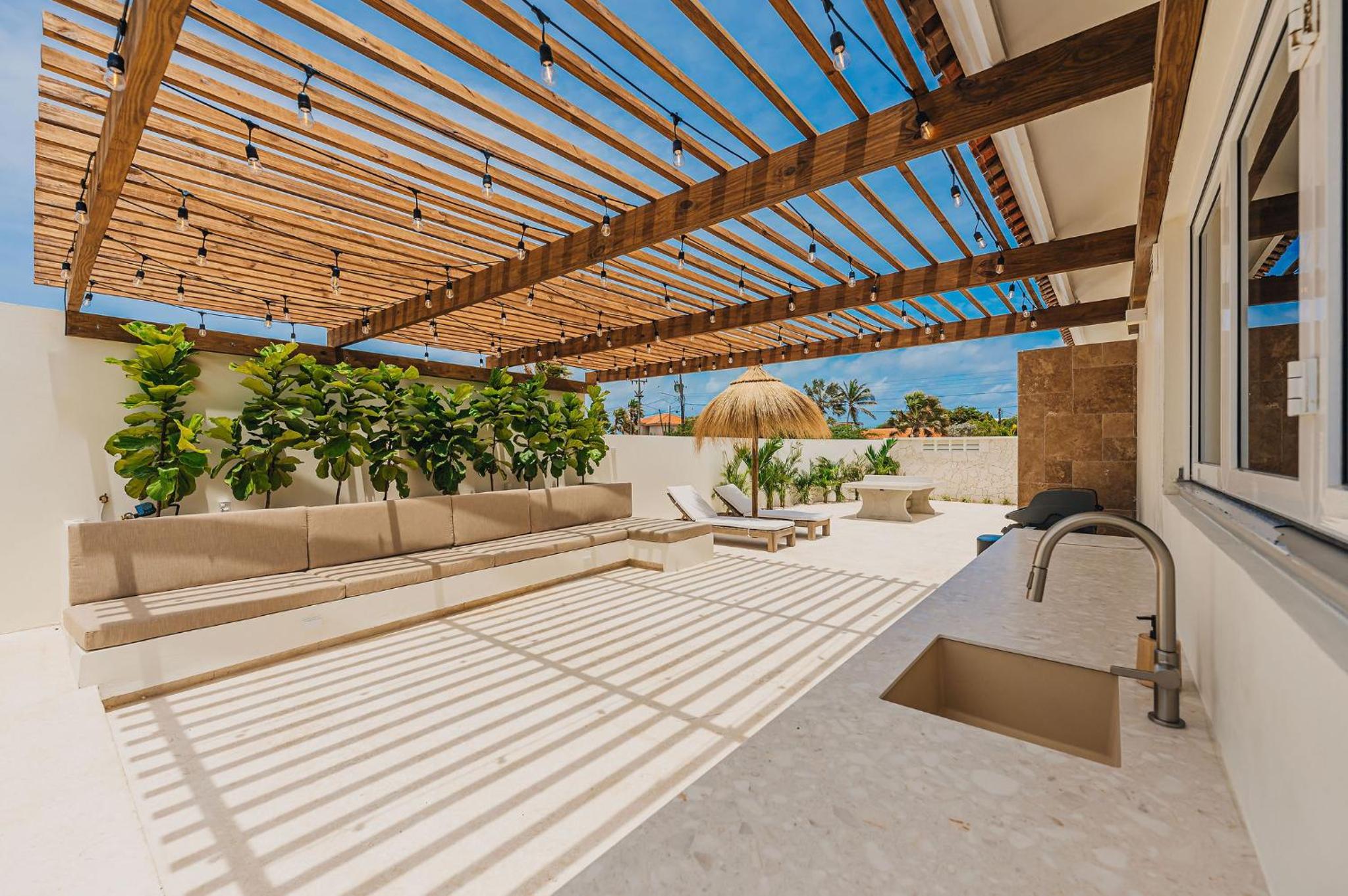 Unique, 3min to Beach, Billiard, HotTub, 8 sleeps