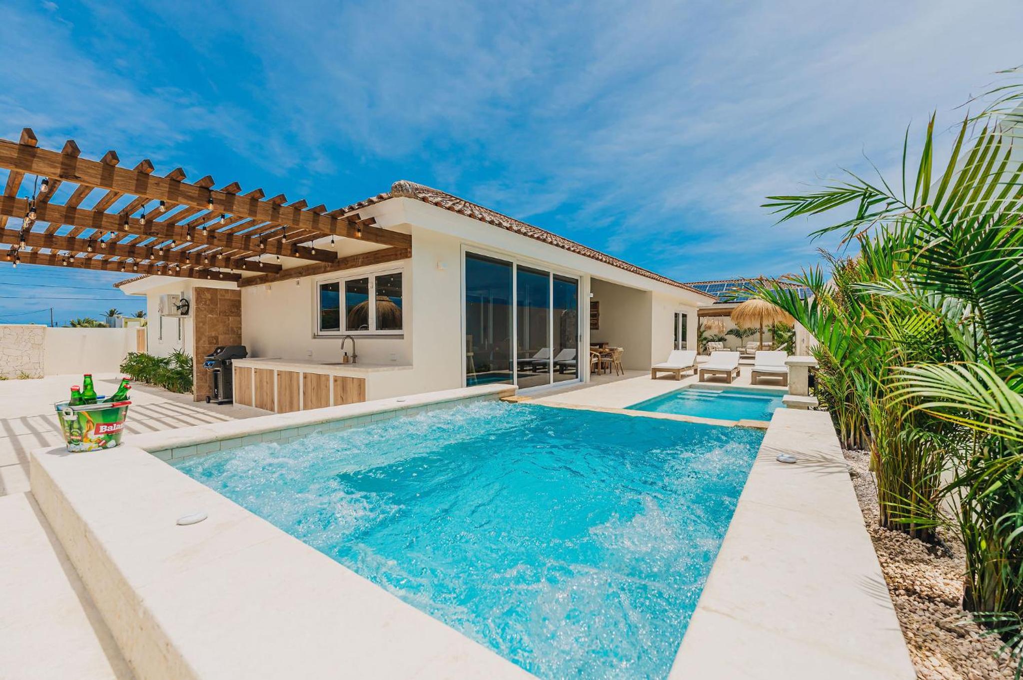 Unique, 3min to Beach, Billiard, HotTub, 8 sleeps