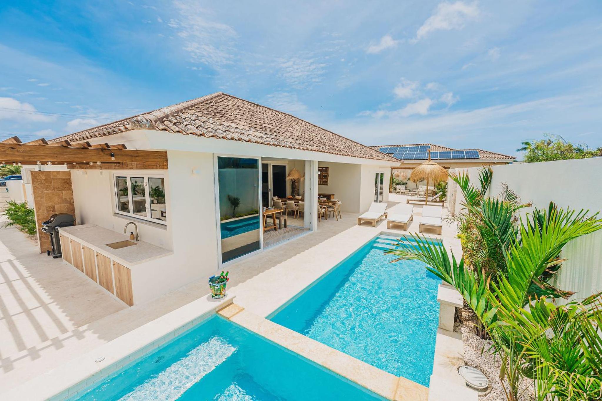 Unique, 3min to Beach, Billiard, HotTub, 8 sleeps