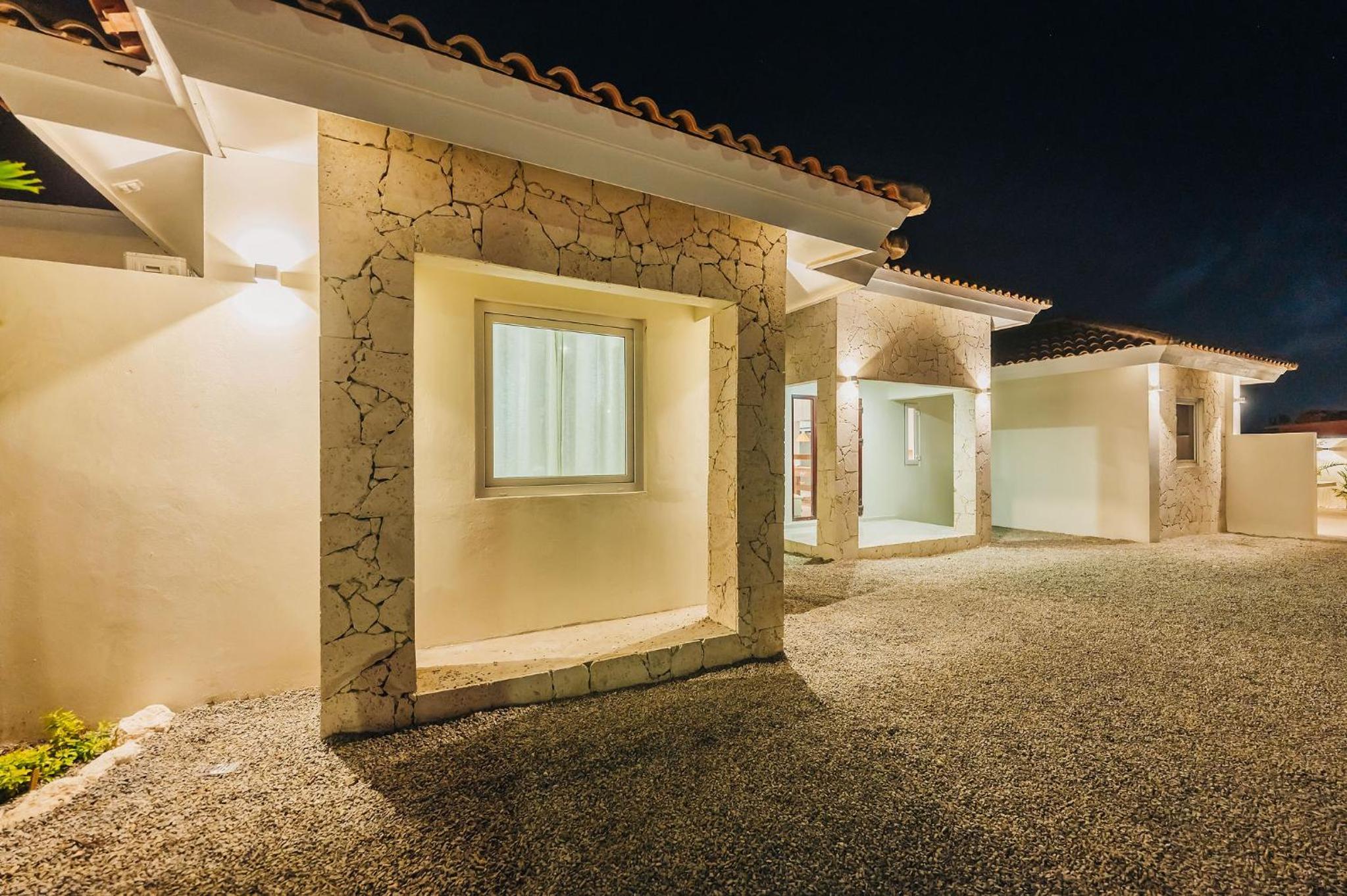 Unique, 3min to Beach, Billiard, HotTub, 8 sleeps