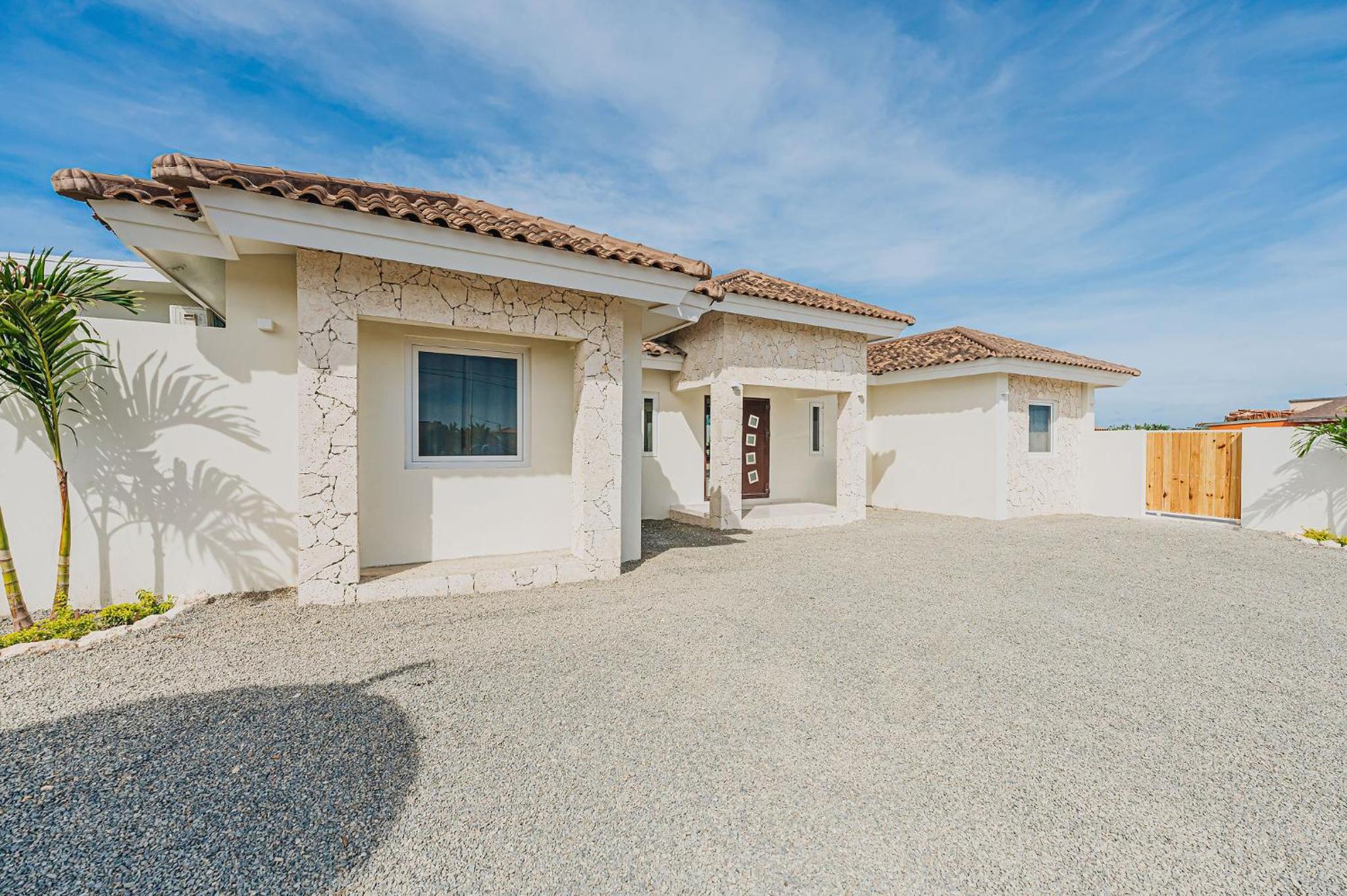 Unique, 3min to Beach, Billiard, HotTub, 8 sleeps