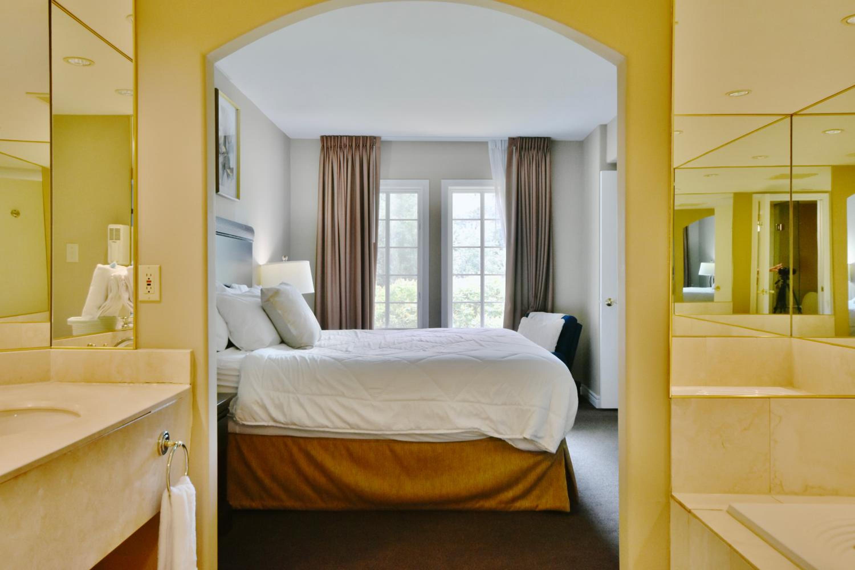 Luxury Garden View Jacuzzi Suite Pool Sauna Gym