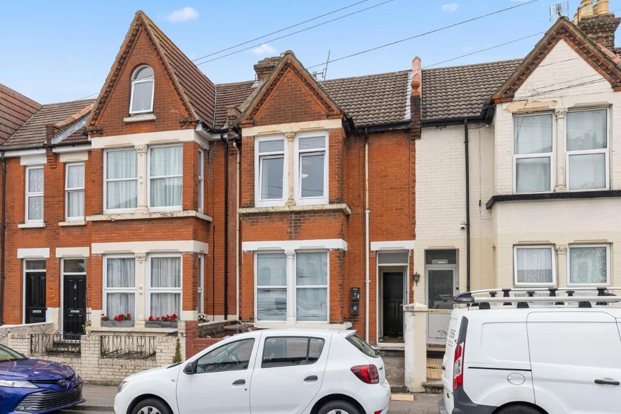 1bed stylish flat with Parking view 2