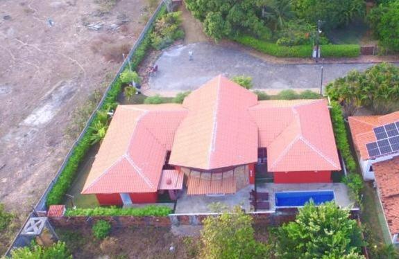Casa vermelha - Condomínio fechado