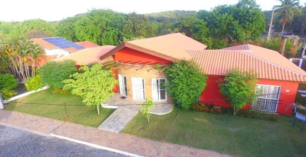 Casa vermelha - Condomínio fechado