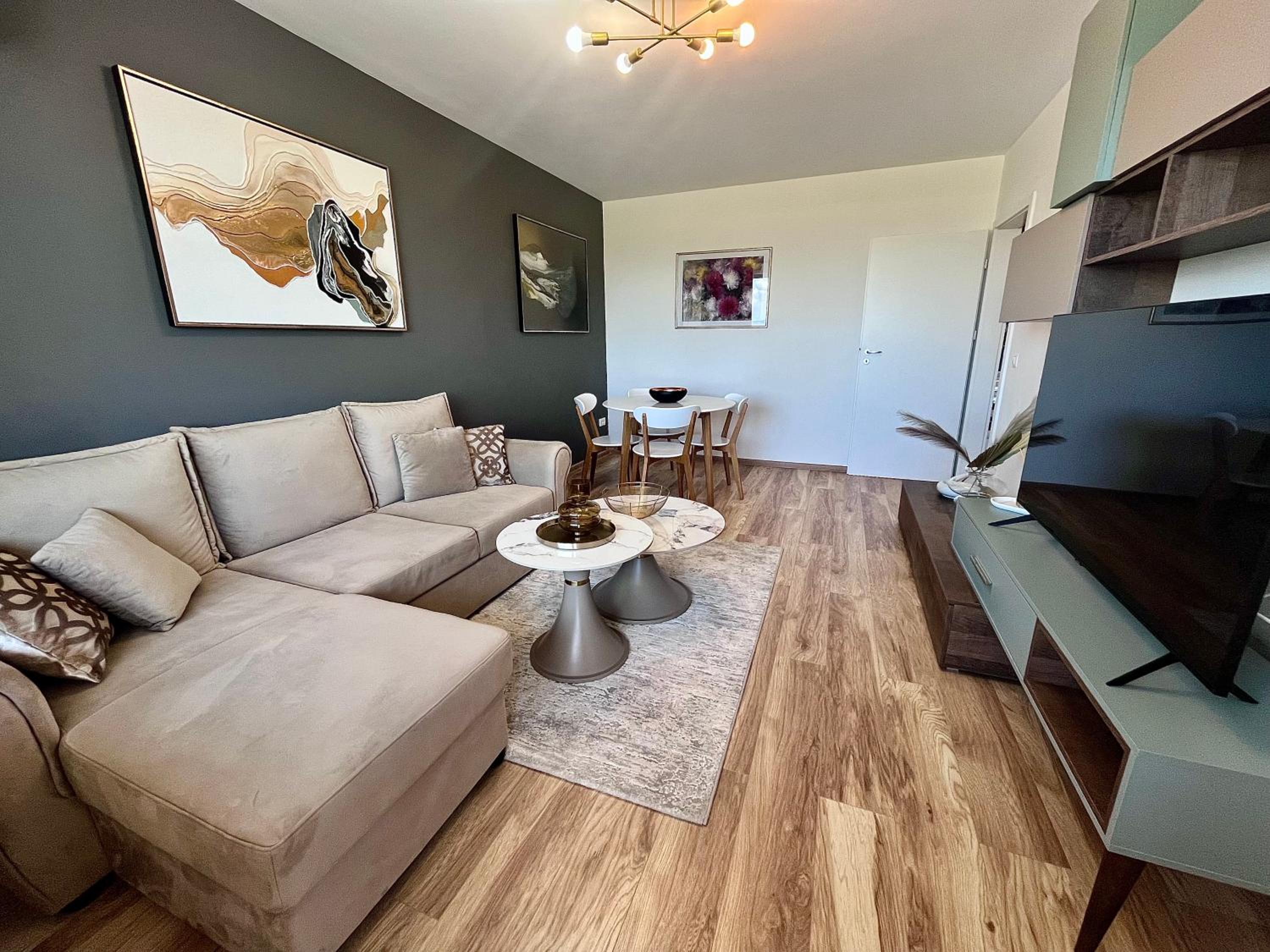 FLH Best View Elegance - Balcony, Free Parking, Bathtub & AC near Coresi Mall view 3