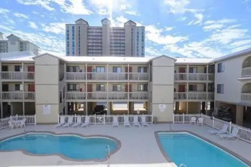2 Bedroom at Las Palmas in Gulf Shores with 2 Pools, Picnic and Grilling Area, Parking for 2 Vehicles, and Beach Access a Short Walk view 3