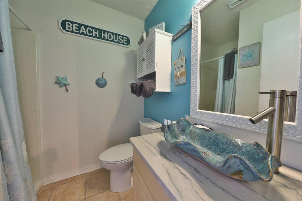 2 Bedroom at Las Palmas in Gulf Shores with 2 Pools, Picnic and Grilling Area, Parking for 2 Vehicles, and Beach Access a Short Walk view 4