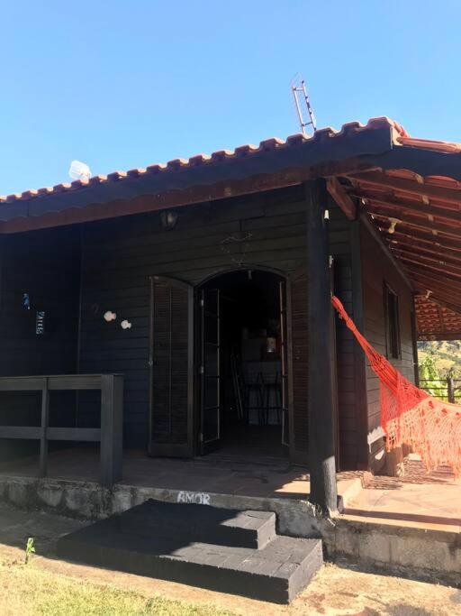 Chalé rústico de madeira perto de cachoeira