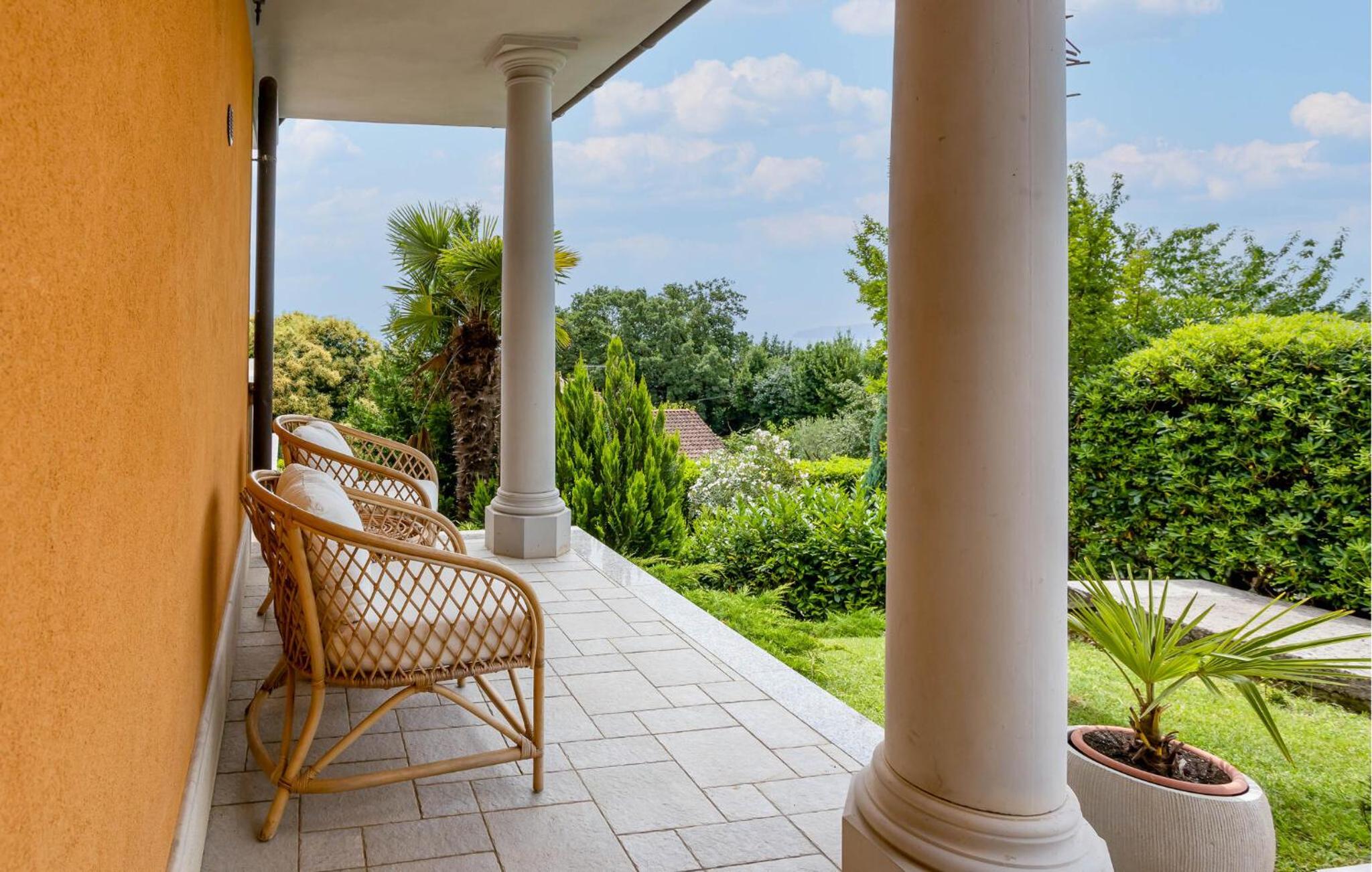 Awesome Home In Opric