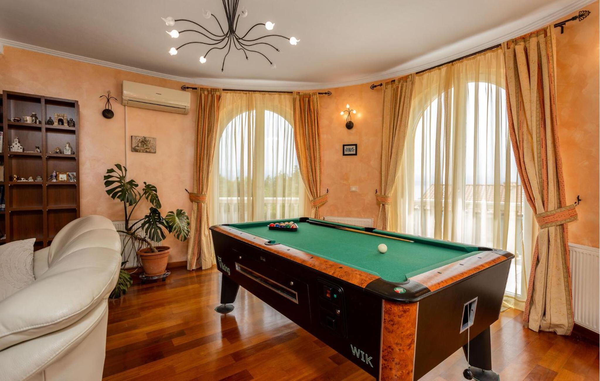 Awesome Home In Opric