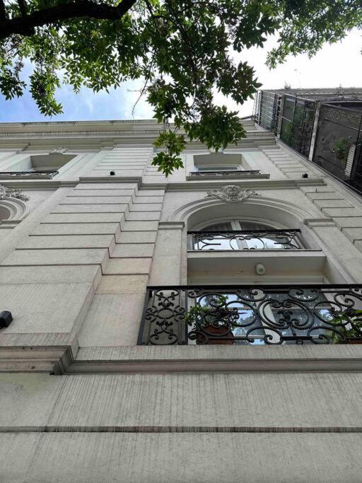 Bello departamento con patio en PB con amenities