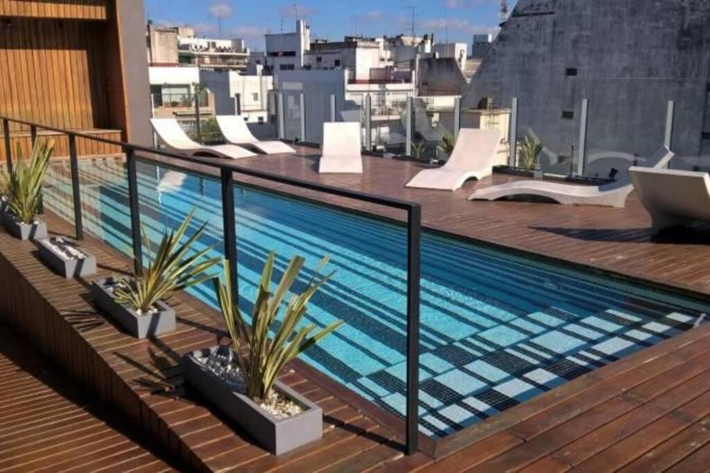 Bello departamento con patio en PB con amenities
