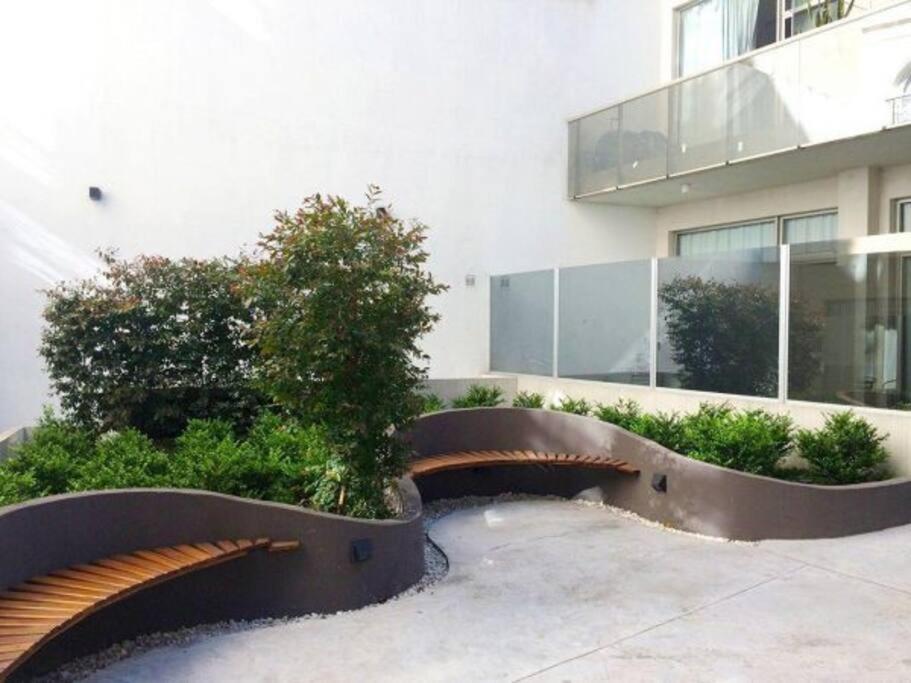 Bello departamento con patio en PB con amenities