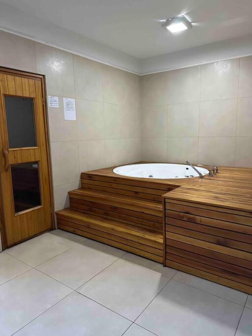 Bello departamento con patio en PB con amenities