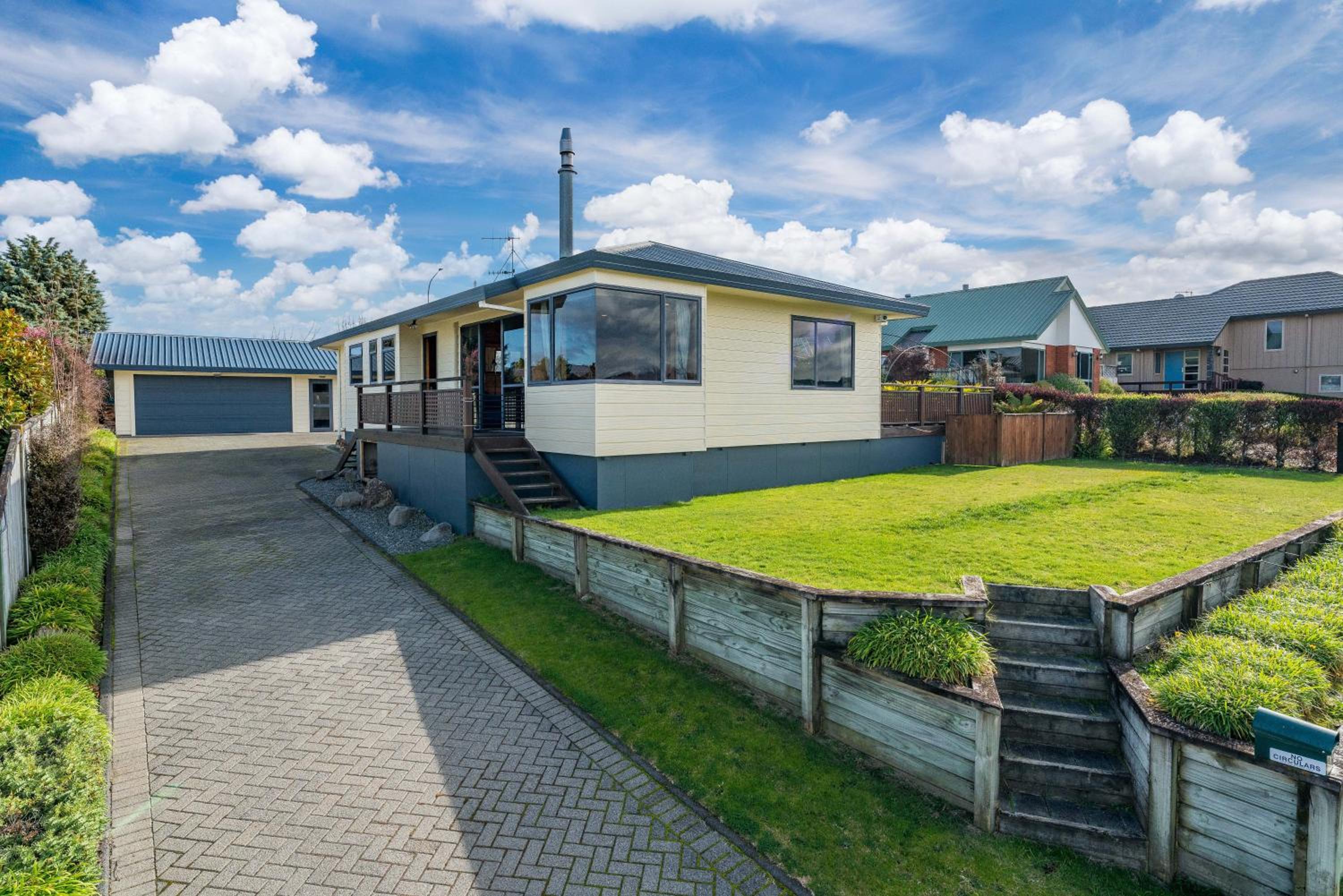 Getaway on Grove - Lake Taupo Holiday Home view 5