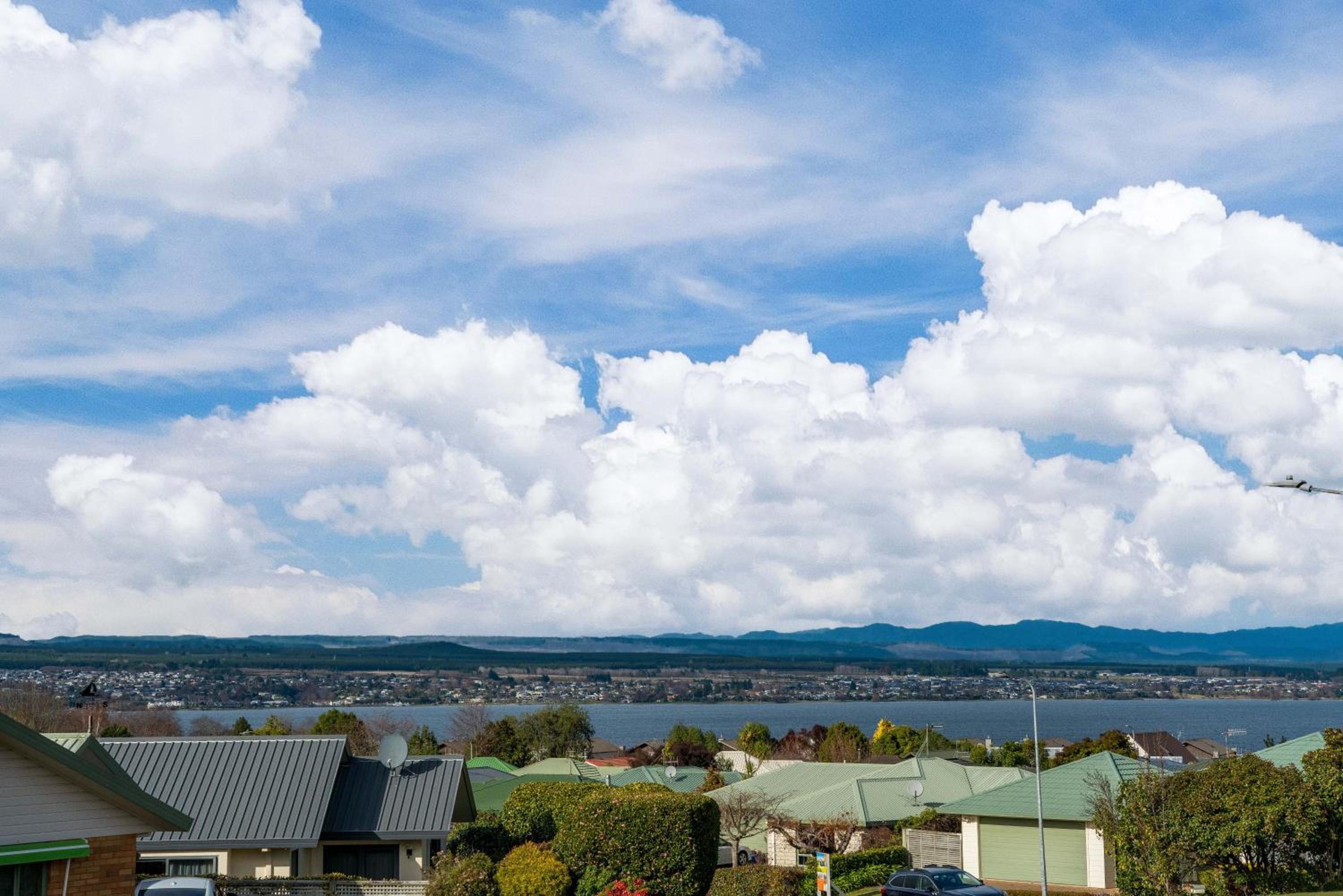 Getaway on Grove - Lake Taupo Holiday Home view 3
