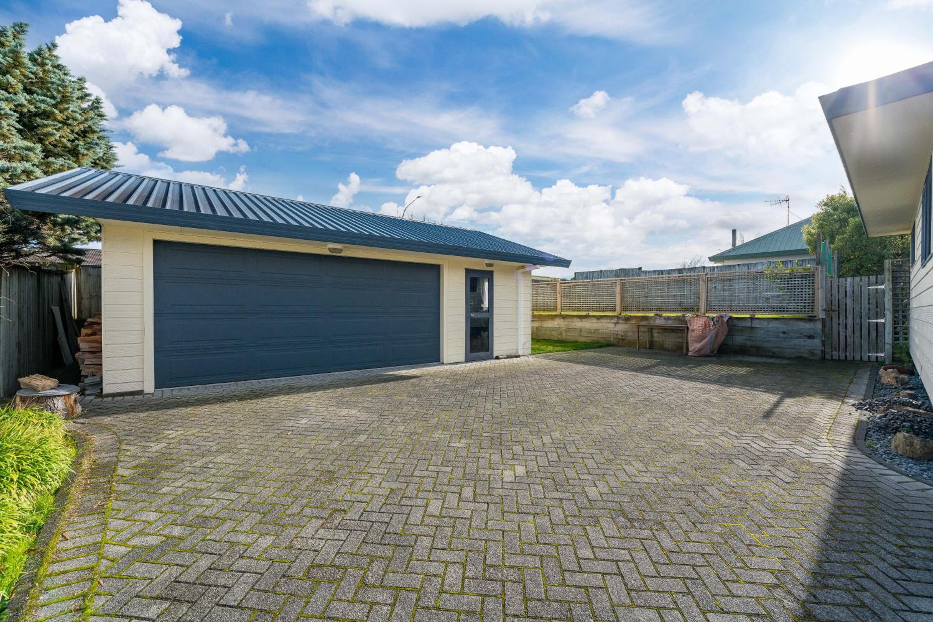 Getaway on Grove - Lake Taupo Holiday Home view 2