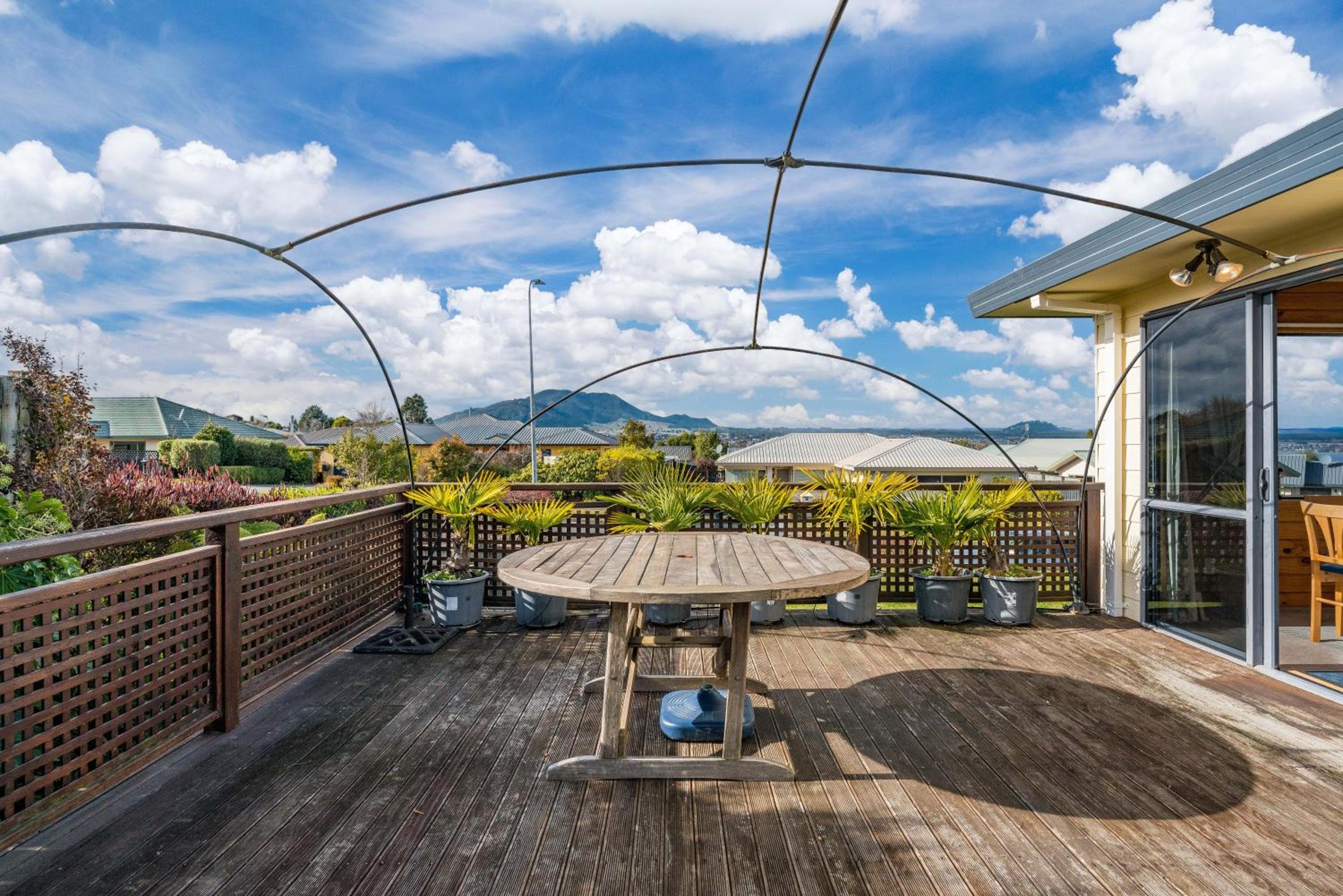 Getaway on Grove - Lake Taupo Holiday Home view 4