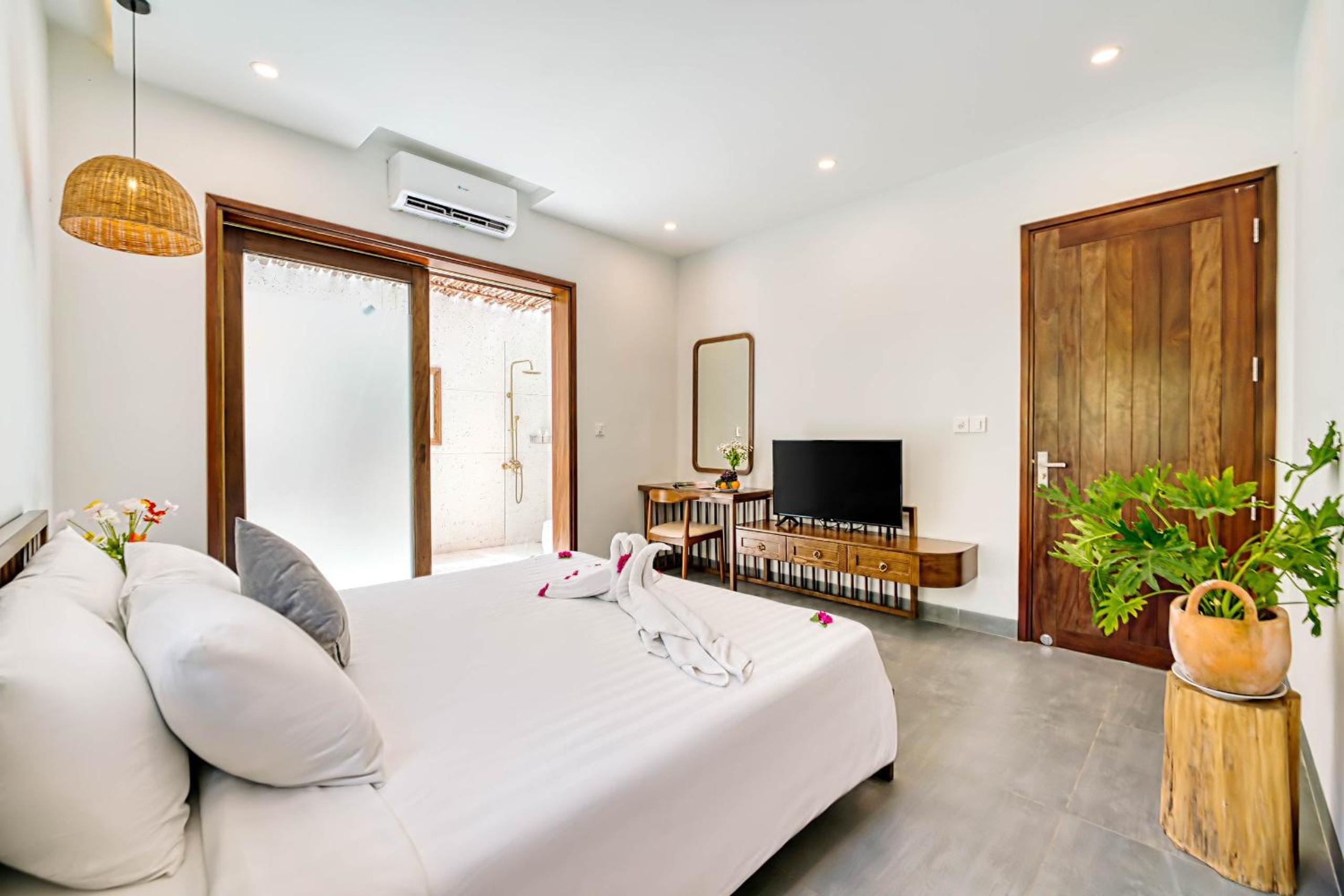 Serene villa, 4brs riverside, private pool view 2