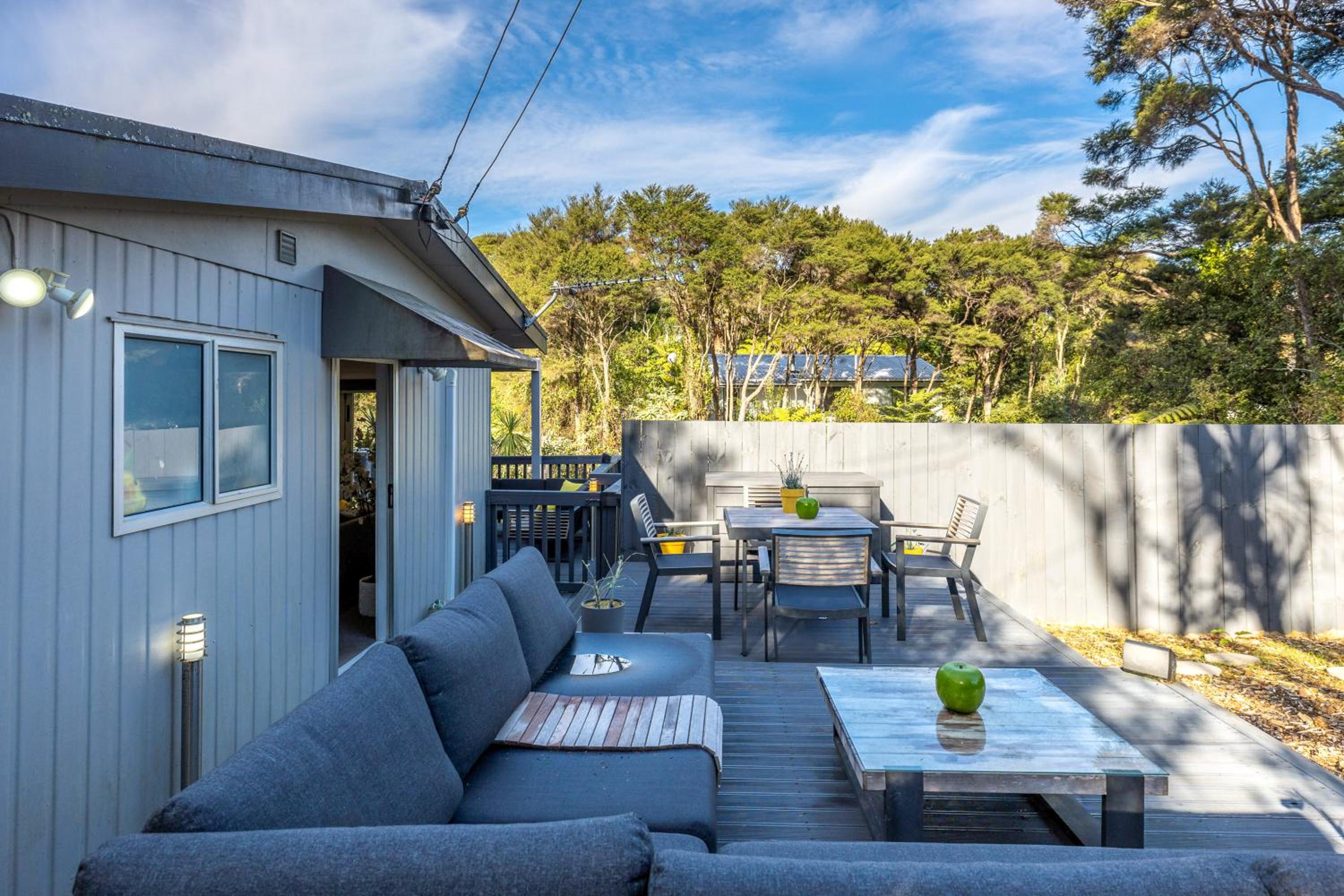 Island Sanctuary - Waiheke Holiday Home