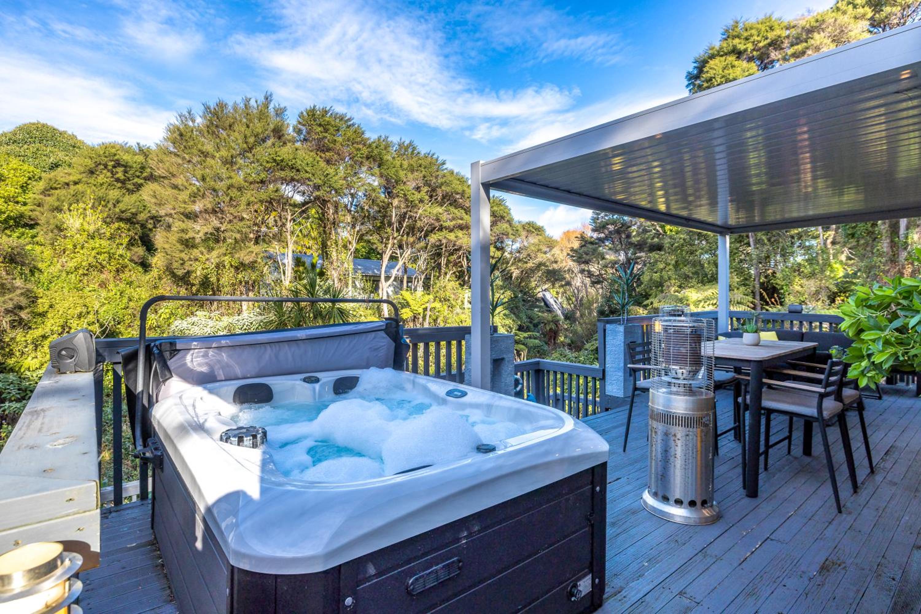 Island Sanctuary - Waiheke Holiday Home