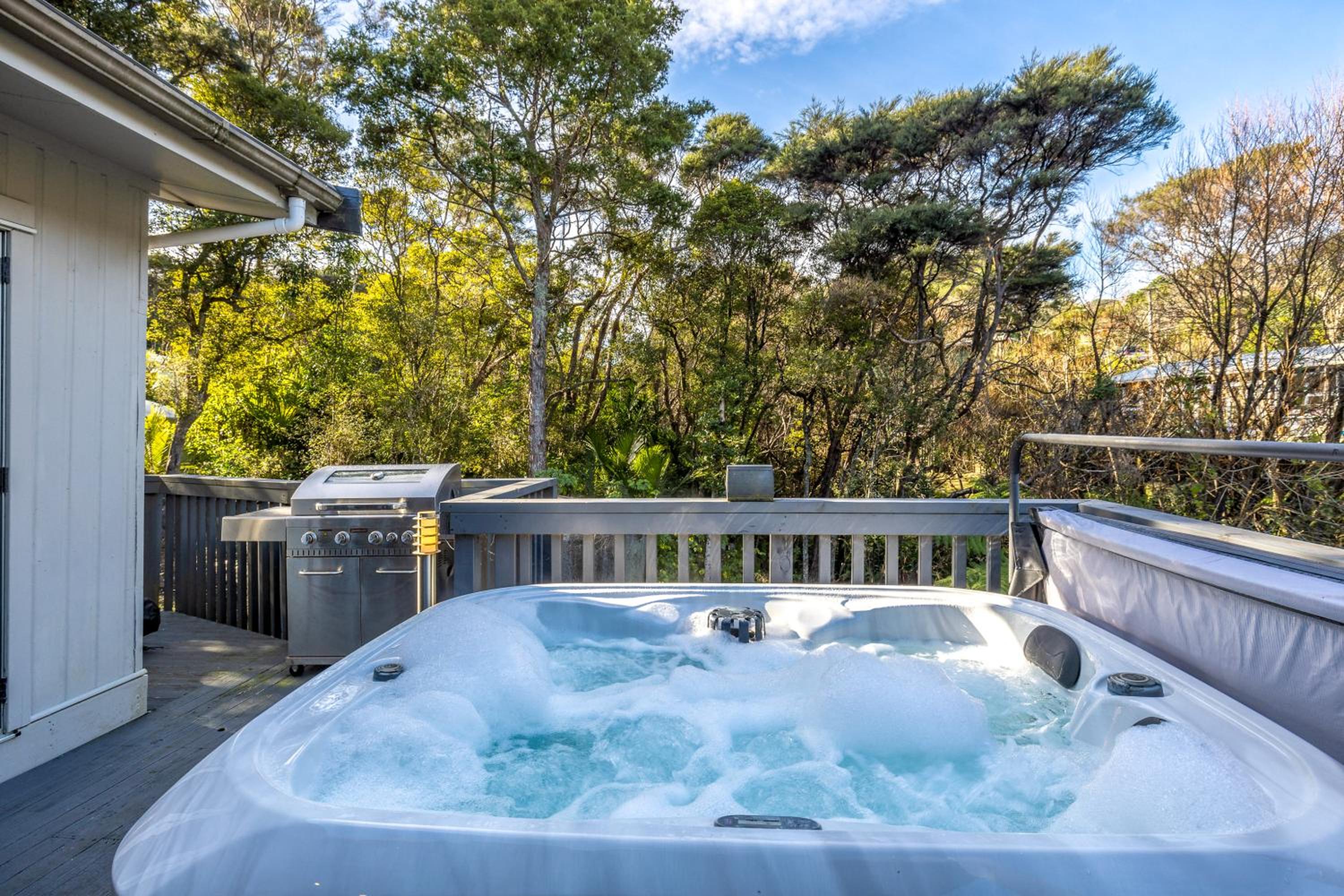 Island Sanctuary - Waiheke Holiday Home