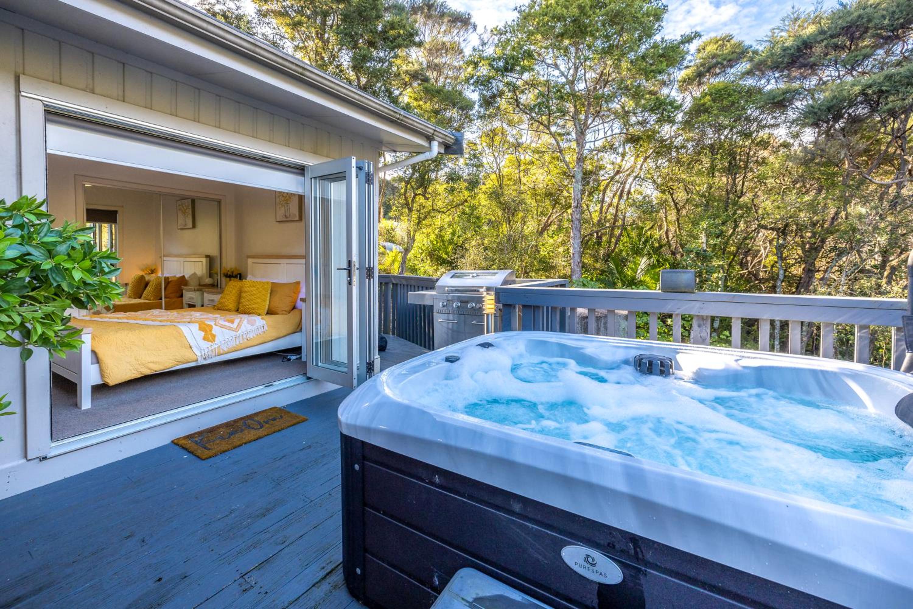 Island Sanctuary - Waiheke Holiday Home