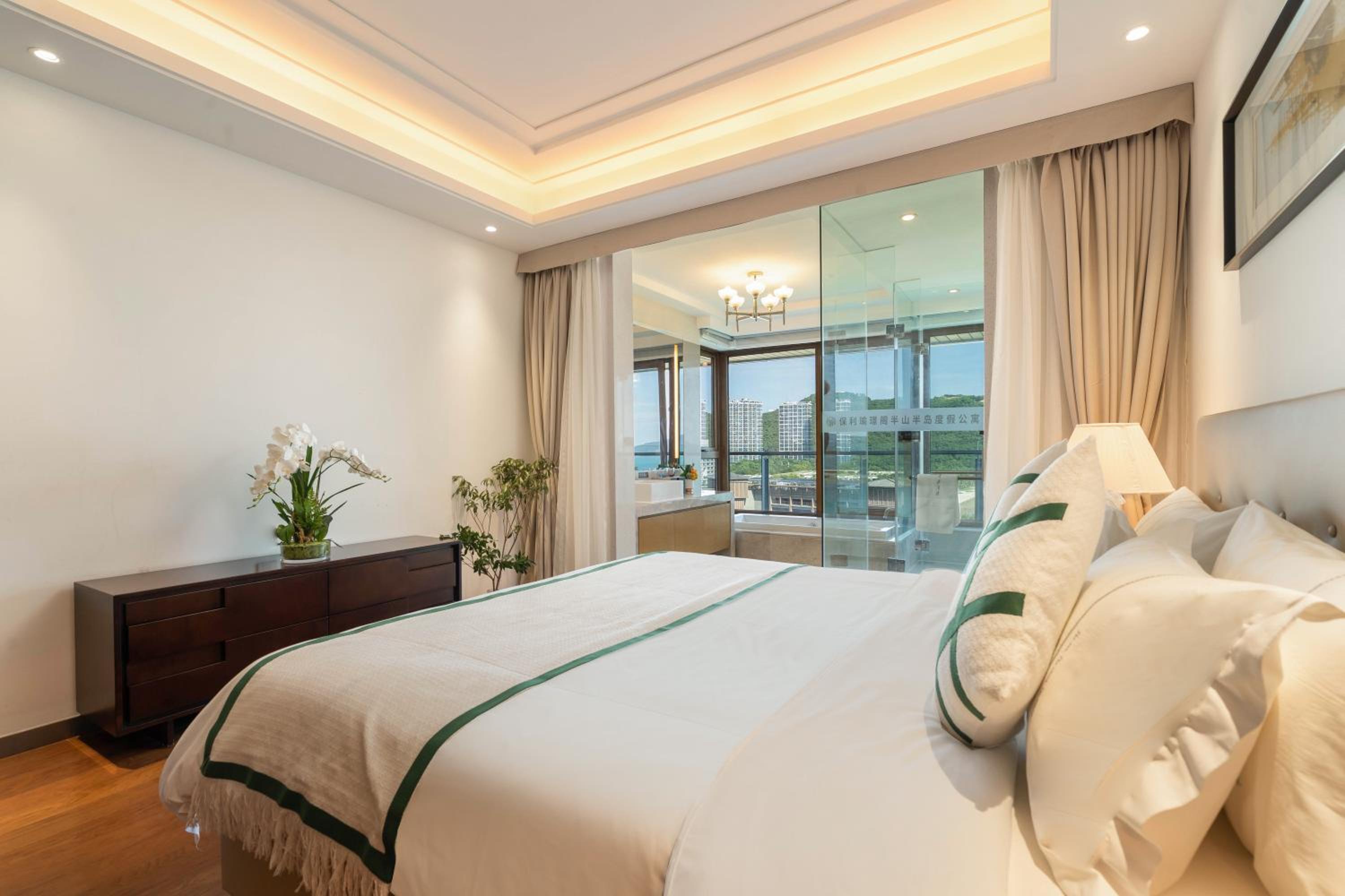 Haiyun Island - Mid-Levels Peninsula Future Water World 2 bedrooms, 2 bathrooms and 1 living room luxury apartment suite