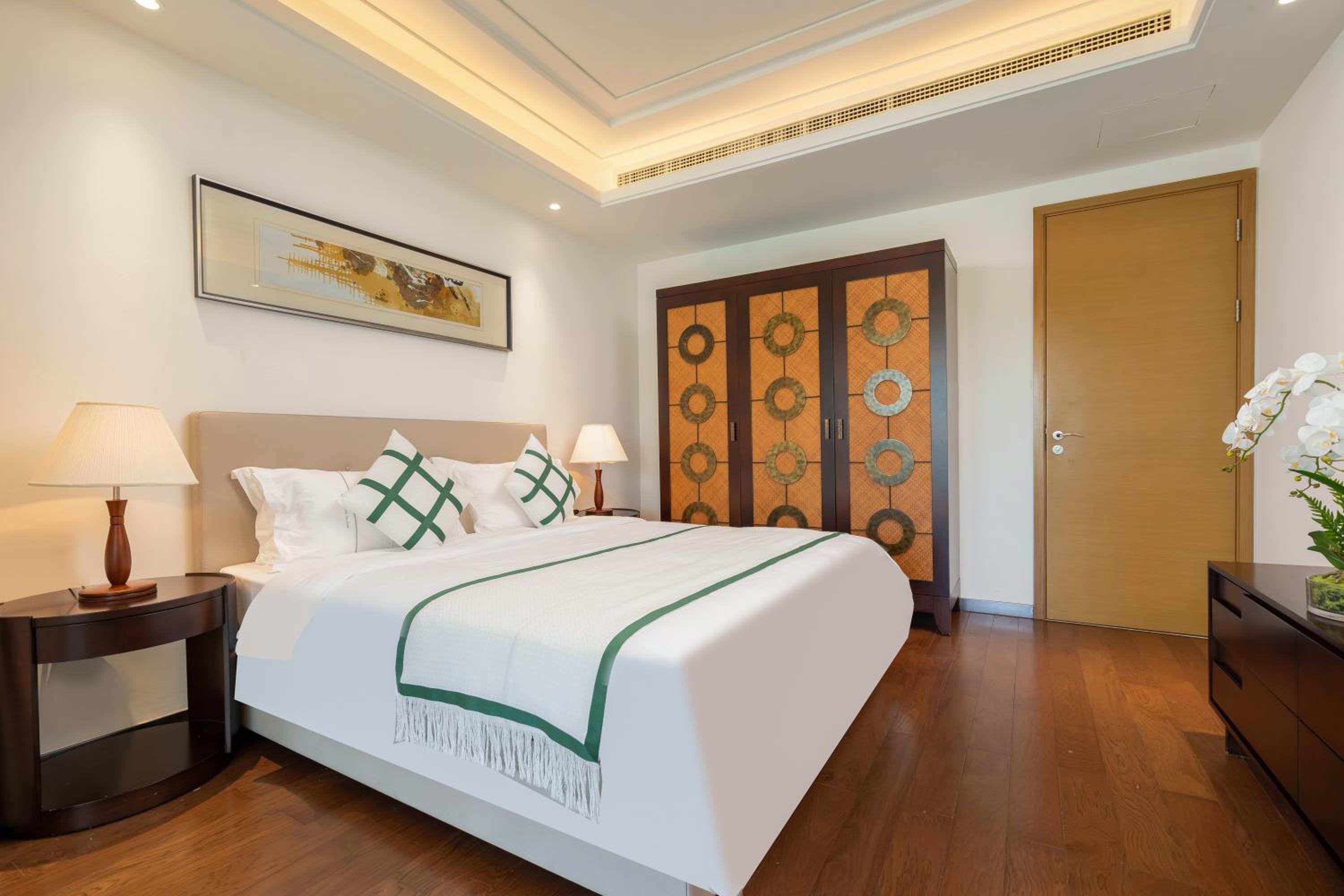 Haiyun Island - Mid-Levels Peninsula Future Water World 2 bedrooms, 2 bathrooms and 1 living room luxury apartment suite