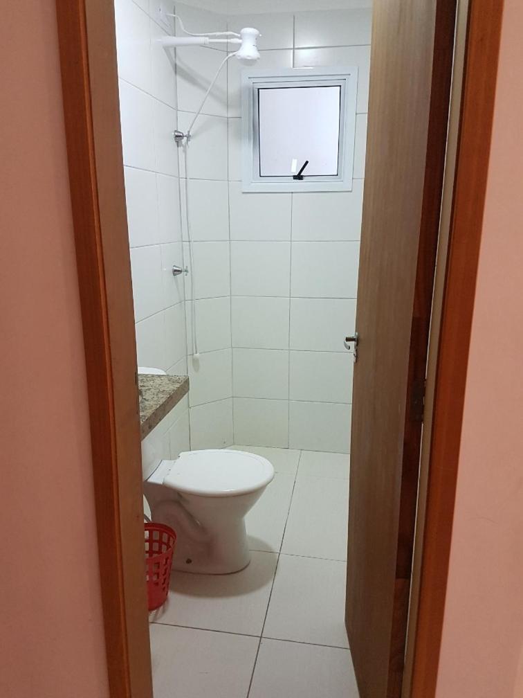 Ap um dormitório com ar condicionado ou ventiladores de teto, churrasqueira