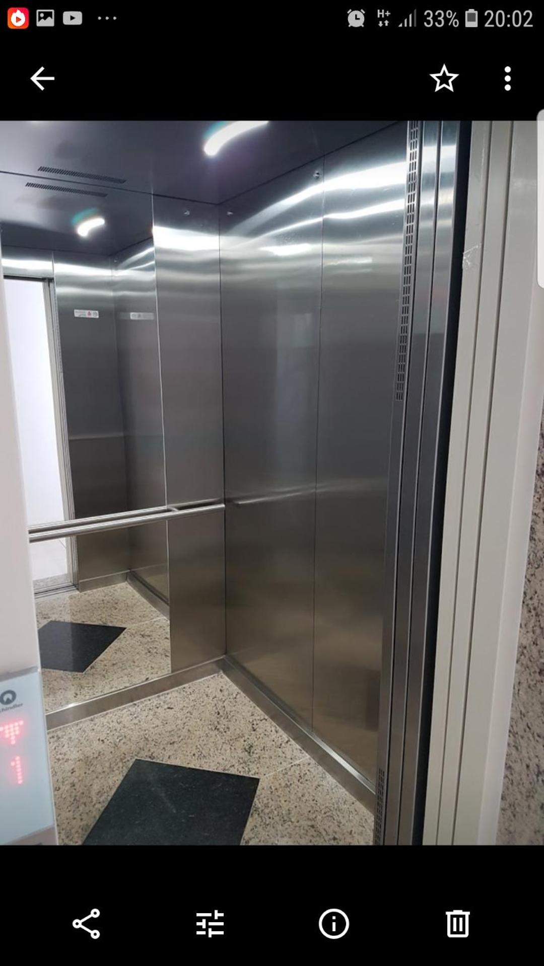 Ap um dormitório com ar condicionado ou ventiladores de teto, churrasqueira