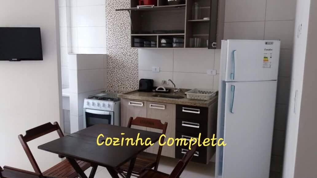 Ap um dormitório com ar condicionado ou ventiladores de teto, churrasqueira