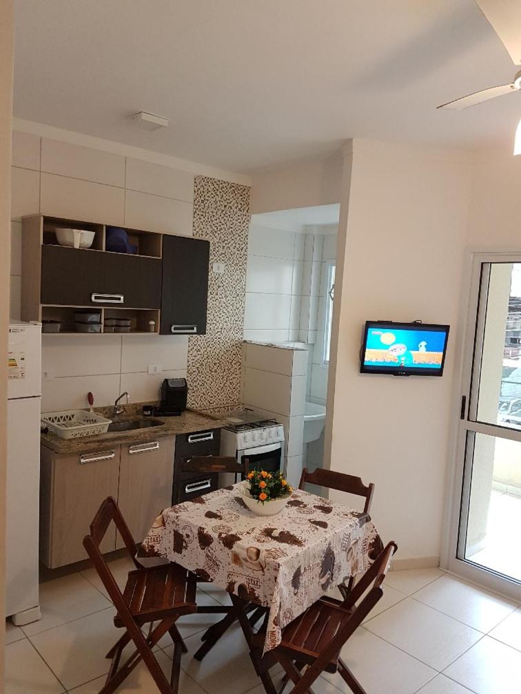 Ap um dormitório com ar condicionado ou ventiladores de teto, churrasqueira