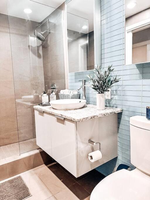 Water Views, Sub-Penthouse! Entire condo in Downtown Vancouver