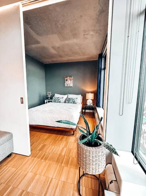 Water Views, Sub-Penthouse! Entire condo in Downtown Vancouver