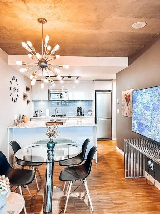 Water Views, Sub-Penthouse! Entire condo in Downtown Vancouver
