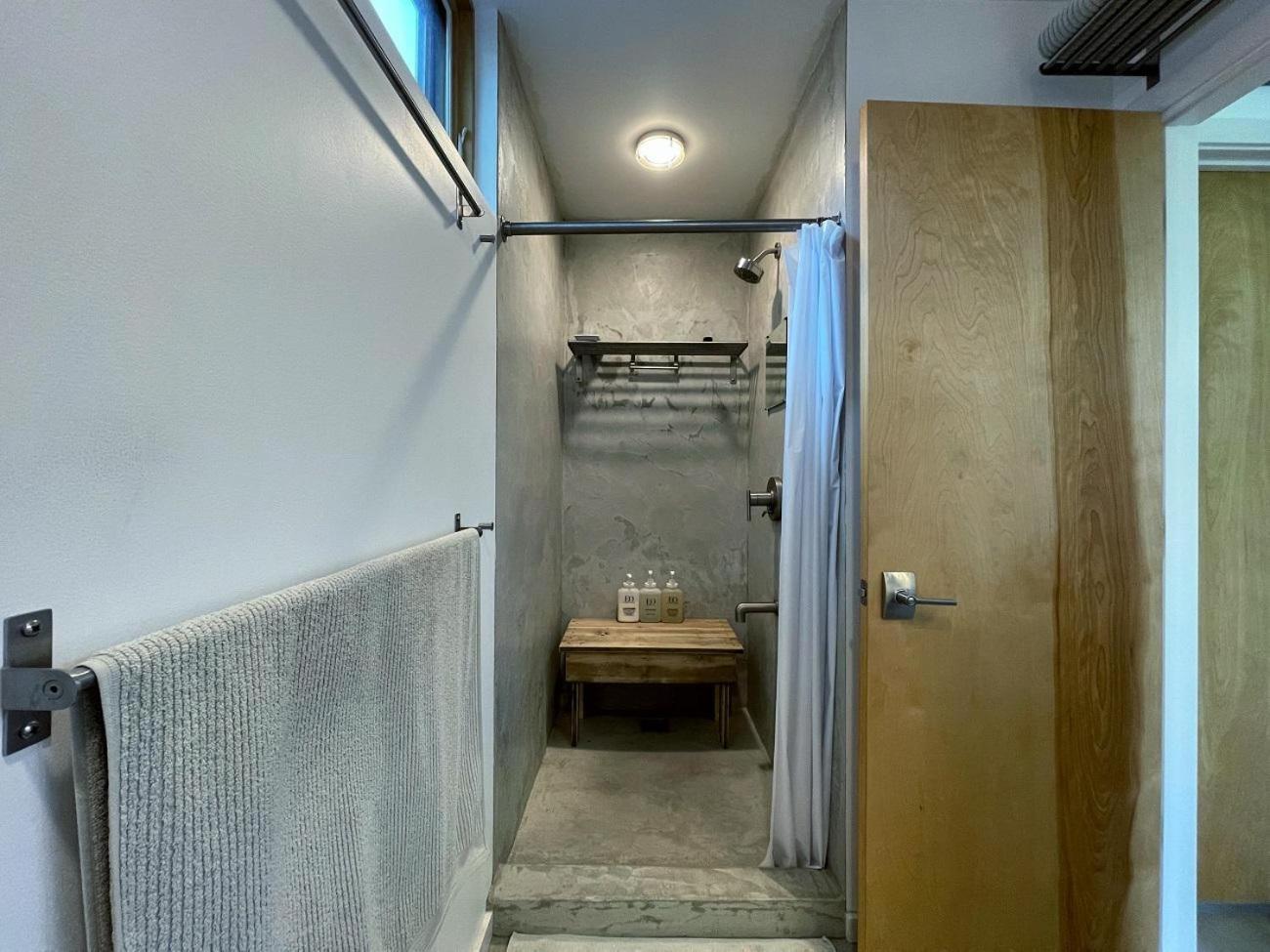 Stunning Modern Apartment, One Of A Kind! view 3