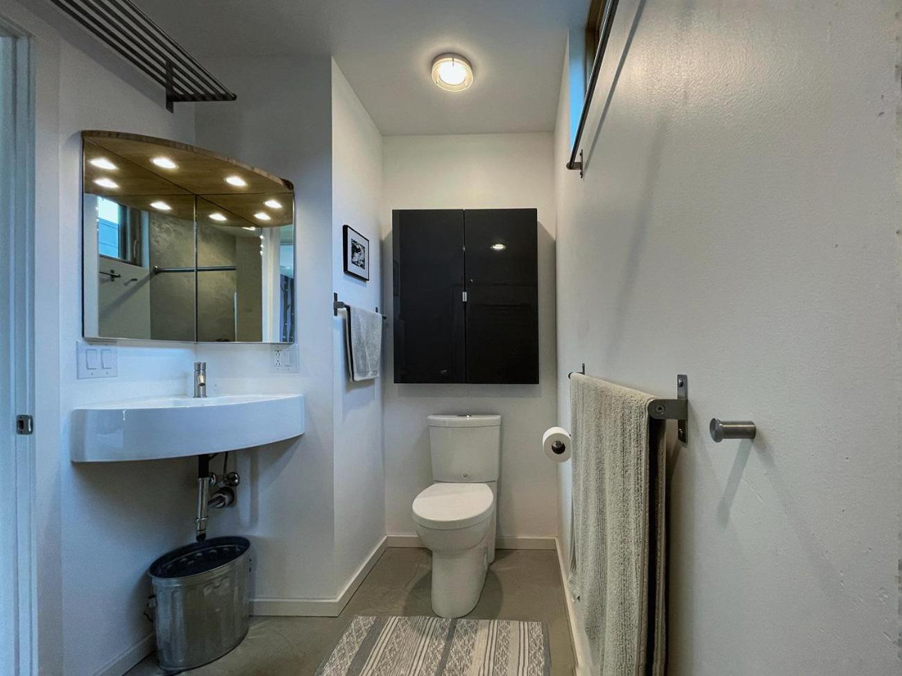 Stunning Modern Apartment, One Of A Kind! view 4