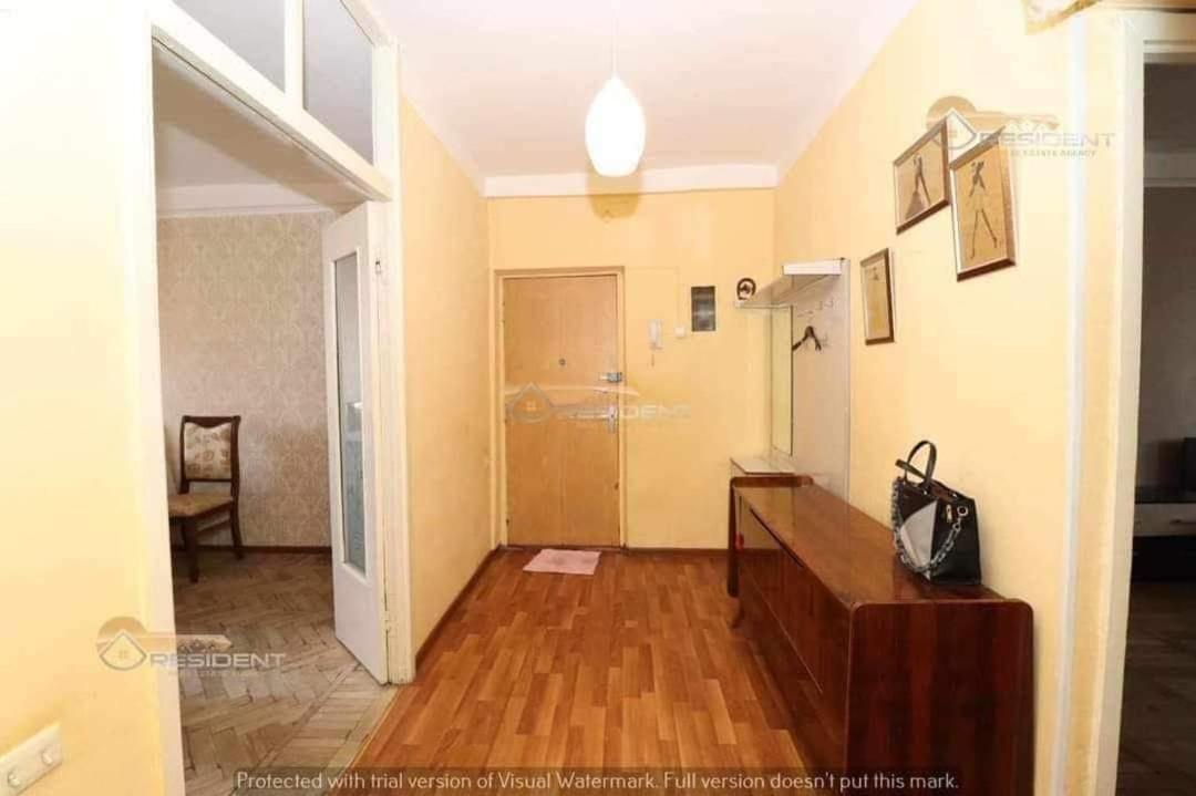 Sirik's apartment