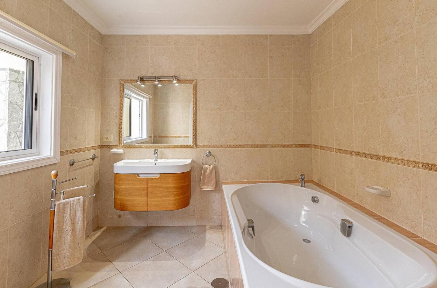 Spacious Villa Victoria Heated Pool