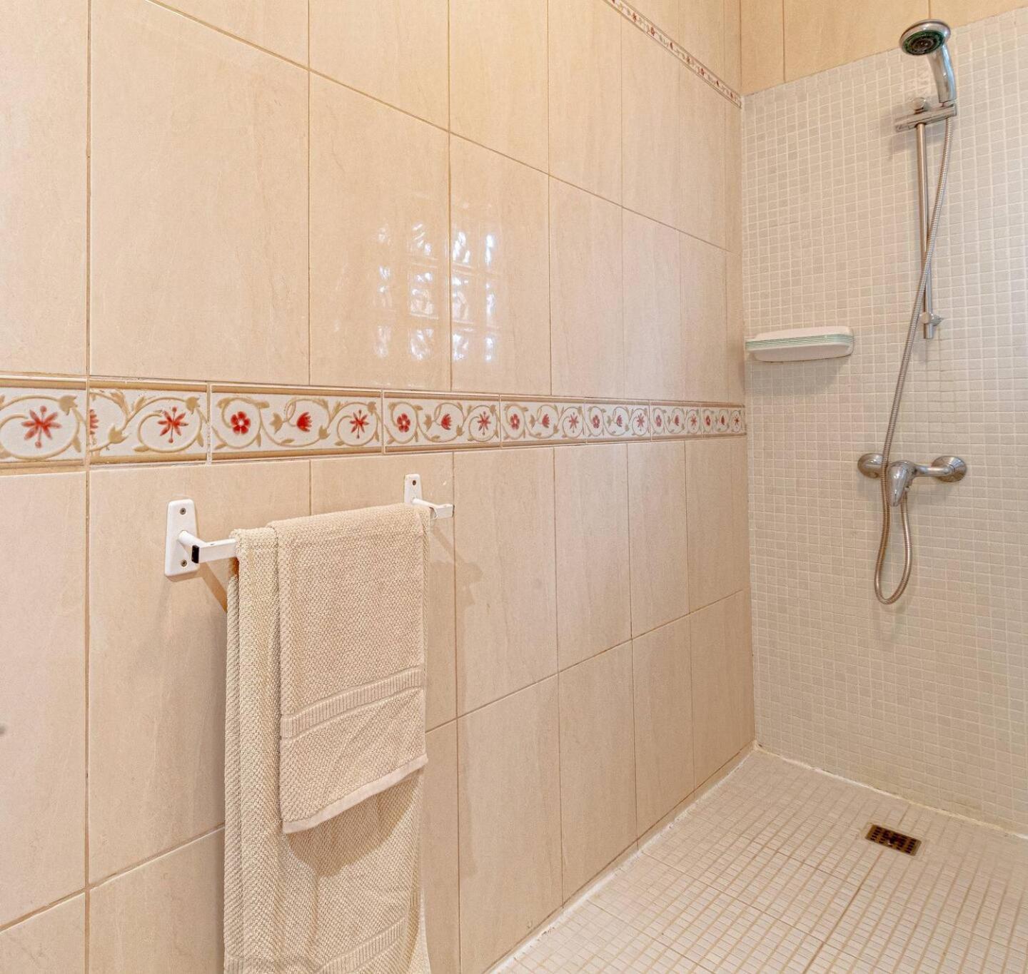 Spacious Villa Victoria Heated Pool
