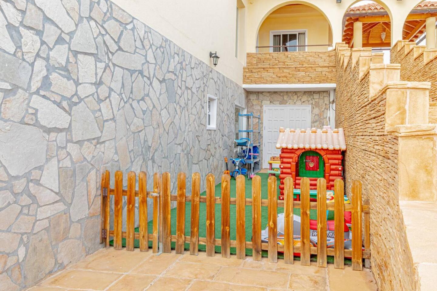 Spacious Villa Victoria Heated Pool