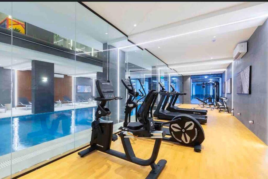Fancy home W Pool,Gym &private Yard, 15min airpt