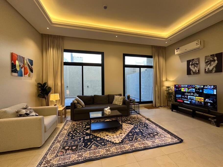 Fancy home W Pool,Gym &private Yard, 15min airpt