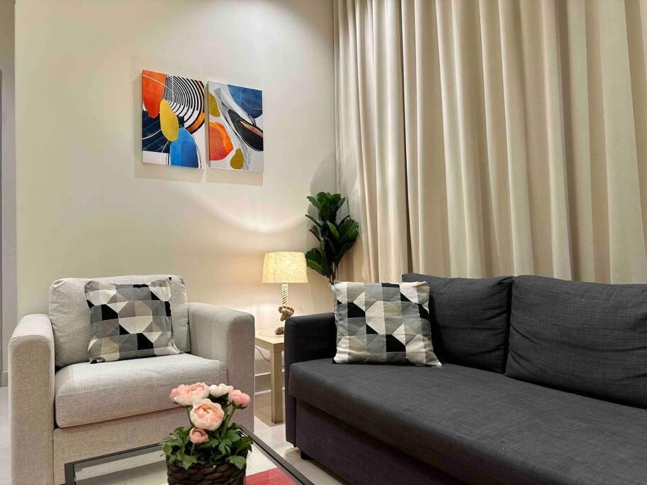 Fancy home W Pool,Gym &private Yard, 15min airpt